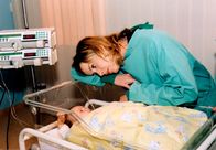In aller Freundschaft – MDR Fernsehen IN ALLER FREUNDSCHAFT FOLGE 129, "Sarahs Rückkehr" Uhr. Sarah (Alexa Maria Surholt) ist aus der Babypause in die Sachsenklinik zurückgekehrt und bekommt sehr schnell die Doppelbelastung als Verwaltungschefin und Mutter zu spüren: Ihr Sohn Bastian erkrankt ernsthaft und muss stationär behandelt werden.