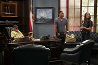Hawaii Five-0 – Frank Bama (Jimmy Buffett, l.) stattet seinem alten Freund Steve einen Besuch ab, während Junior Reigns (Beulah Koale, M.) und Tani Rey (Meaghan Rath, r.) eröffnet wird, dass sie heute auf Streife gehen werden ...
