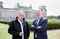 Exodus? – Christopher Clark (r.) mit Regisseur Gero von Boehm (l.) vor dem Reichstag in Berlin. Antisemitismus geht in einem demokratischen Land alle an.