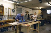 Handwerkskunst! – SWR Fernsehen HANDWERKSKUNST, "Wie man Ski aus Holz baut" Uhr. Nicht nur Holz, sondern auch Hightech-Materierialien verwendet Klaus Dursch für seine Skier.
