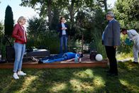 Die Rosenheim-Cops – Pathologin Mai (Sina Wilke, M.) informiert die Kommissare Winter (Vanessa Eckart, l.) und Stadler (Dieter Fischer, r.) über die Todesursache: Der Fitnesstrainer Julian Safranski (Komparse) wurde vergiftet.