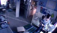 Paranormal Activity 2 – Ahnt nicht, dass ihr Sohn Hunter (Tim Clemens, l.) ins Visier schrecklich böser Kräfte geraten ist: Kristi (Sprague Grayden, r.) ...