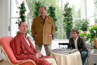 Die Rosenheim-Cops – Albrecht Kuhn (Manfred Möck, l.) scheint die Anschuldigungen der Kommissare Korbinian Hofer (Joseph Hannesschläger, m.) und Christian Lind (Tom Mikulla) nicht recht ernst zu nehmen.