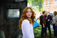 Under the Dome – Nach und nach muss sich auch Julia (Rachelle LeFevre) eingestehen, dass ihre ehemaligen Freunde nicht mehr diejenigen sind, die sie mal waren ...