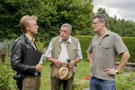 Die Rosenheim-Cops – Was verbergen Daniel Käutner (Max Urlacher, re.) und sein Vater Ludwig (Wilfried Dziallas, m.) vor Polizist Michi Mohr (Max Müller, li.).
