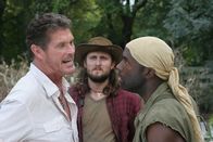 Anaconda - Offspring – Einer Gruppe skrupelloser Wissenschaftler und Jäger gelingt es, eine gefährliche Anakonda zu fangen, um einen Jungbrunnen aus deren Zellen zu destillieren. Doch eines Tages bricht das Monster aus und für Andrei (Alin Olteanu, M.), Hammett (David Hasselhoff, l.) und Nick (Patrick Regis, r.) beginnt ein Wettlauf mit der Zeit ...