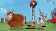 Lilys Strandschatz Eiland – Barne geht auf dem Rummel von Stand zu Stand und gewinnt jedes Mal. Schließlich hat er als Bulle viel Kraft.