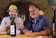 freizeit – Max und Bernd Pischetsrieder verkosten Wein.