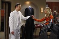 The Big Bang Theory – Sheldon (Jim Parsons, l.) hat den diesjährigen Wissenschaftspreis gewonnen und muss nun eine Rede halten. Penny (Kaley Cuoco, r.) ist ihm bei der Suche nach einem passenden Outfit behilflich ...