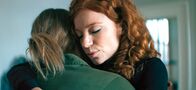 Das Leben meiner Tochter – Isabell (Marleen Lohse) tröstet die unglückliche Natalie (Alwara Höfels).
