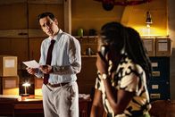 Death in Paradise – Detective Inspector Neville Parker (Ralf Little) und Naomi Thomas (Shantol Jackson) beschließen, zum Tatort zurückzukehren und mithilfe von Infrarotkameras nach weiteren Hinweisen zu suchen.