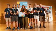 P.M. Wissen – Maja Buchegger (2. v. l.) und Pandora Spindler (4. v. l.) als Teil des "WerndlExplorer" Teams bei der Preisverleihung des ESA Wettbewerbs "CanSat 2023" im spanischen Granada.