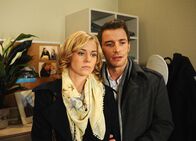 Lena - Liebe meines Lebens – Schockiert von Franks Geständnis:Jessica Ginkel als Lena Sander, Max Alberti als David von Arensberg (Copyright SRF/ZDF/Stefan Behrens)