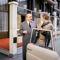 Hallo, Hotel Sacher ... Portier – Fritz Eckhardt (Oswald Huber), Ossy Kolmann (Kerzl).