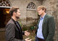 Beyond Paradise – Die Stimmung zwischen Humphrey (Kris Marshall, r.) und Archie (Jamie Bamber, l.) ist angespannt.