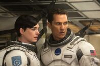 Interstellar – Auf ihrer gemeinsamen Mission im Weltall kommen sich Dr. Brand (Anne Hathaway) und Cooper (Matthew McConaughey) näher.