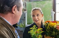 Watzmann ermittelt – Sophia Strasser (Katharina Leonore Goebel, r.) bedankt sich bei Beissl (Andreas Giebel, l.) für den freundlichen Empfang.