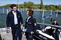WaPo Bodensee – Jakob Frings (Max König, l.) und Julia Demmler (Wendy Güntensperger, r.) haben auf dem See eine herrenlose Segeljolle entdeckt. Vom Segler fehlt jede Spur.