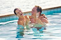 All Inclusive - Willkommen im Paradies – Lucy (Kristin Davis) und Joey (Jon Favreau) turteln wie Frischverliebte.