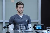 Atlanta Medical – Er wird ausgefragt: Matt Czuchry als Conrad Hawkins