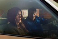 Ash vs. Evil Dead – Brandy (Arielle Carver O'Neill) und Ash Williams (Bruce Campbell)