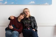 neoriginal: Bauchgefühl – Zu sagen gibt es gerade nichts mehr, aber Lena (Laura Berlin, l.) ist für die Nähe ihrer Schwester Tina (Luise von Finckh, r.) dankbar.