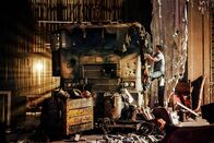 Transformers: Ära des Untergangs – Cade Yaeger (Mark Wahlberg) ahnt nicht, dass es sich bei diesem restaurierungsbedürftigen Lkw um den transformierten Alien-Anführer Optimus Prime handelt, der nach dem Krieg mit den feindlichen Decepticons untertauchen musste ...