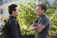 Scrubs - Die Anfänger – Cox (John C. McGingley, r.) verspricht der Gruppe um Drew (Michael Mosley, l.) eine Höllenwoche mit Prüfungen und Arbeiten, ernennt aber Lucy zur "Gruppenleiterin", da er Drew die Loser ersparen möchte ...
