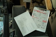 Mayday - Alarm im Cockpit – Obwohl der Erste Offizier das zusätzliche Gewicht vor dem Start auf dem Ladelistenblatt vermerkt hatte, kamen die Ermittler zu dem Schluss, dass weder das Gesamtgewicht des Flugzeugs noch die volle Beladung einen wesentlichen Einfluss auf den Ausgang des Absturzes hatten. (Cineflix 2025/Shay Markowitz)