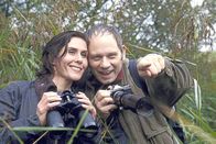 Die Rosenheim-Cops – Marianne Hartl (Antonia Reidel) und ihr Kollege Sebastian Winkler (Michael Lott) beobachten Kormorane. Bald darauf ist Marianne tot.