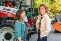 Der Bergdoktor – Lilli Gruber (Ronja Forcher, l.) hadert, soll sie Caro Pflüger (Barbara Lanz, r.) in Rolfs Pläne einweihen?