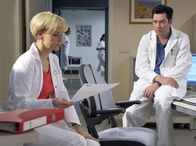 In aller Freundschaft – Dr. Philipp Brentano (Thomas Koch) berät sich mit seiner Kollegin Dr. Kathrin Globisch (Andrea Kathrin Loewig) über das Operationsrisiko am Herzen der 10-jährigen Lena Lichter. Beide sind sich einig, dass das Mädchen im Moment zu schwach ist, um eine OP zu überstehen.