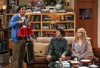 The Big Bang Theory – Der verwöhnte Raj (Kunal Nayyar, l.) ist sauer auf seinen schwerreichen Vater und macht seinen Freunden Howard (Simon Helberg, M.) und Bernadette (Melissa Rauch, r.) deswegen ein teures Geschenk. Aber sollte er sich nicht langsam von seinem Vater abkapseln?