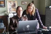 Die Chefin – Privatdetektiv Kevin Hauner hat auch in Nadines Todesnacht vor Seyfrieds Haus Stellung bezogen. Paul Böhmer (Jürgen Tonkel, l.) und Vera Lanz (Katharina Böhm, r.) durchsuchen seinen Laptop nach unterschlagenen Hinweisen.