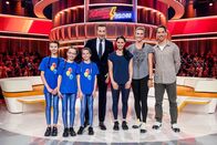 Klein gegen Groß – Moderator Kai Pflaume (m.) mit den drei Ski-Legenden Anna Veith (3.v.r.), Maria Höfl-Riesch (2.v.r.) und Carlos Janka (r.) und ihren Herausforderinnen Hannah, 13, Frieda, 13, und Laura, 11