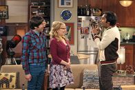 The Big Bang Theory – Da Raj (Kunal Nayyar, r.) ernsthaft mit dem Gedanken spielt, Lakshmi zu heiraten, weil er fürchtet, ansonsten für immer allein zu sein, sorgen Bernadette (Melissa Rauch, M.) und Howard (Simon Helberg, l.) dafür, dass er jemanden zum Kuscheln bekommt ...