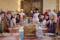 Hotel Sinestra – Alle Kinder mit Pfannkuchen am Tisch: Maxim Pojmetjev als Joey (hinter, l.), Bobbie Mulder als Ava (m.), Mona Wybaillie als Riek (hinter, 2.v.r.), Jashayra Oehlers als Asha (hinter, r.)