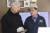 Navy CIS – Wieso musste Turner, die eine junge Tochter hinterlässt, sterben? Gibbs (Mark Harmon, l.) und Ducky (David McCallum, r.) ermitteln ...