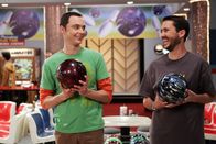 The Big Bang Theory – Beide möchten als Sieger aus dem Match gehen: Sheldon (Jim Parsons, l.) und Wil Wheaton (Wil Wheaton, r.) ...