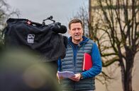 Stadt - Land - Quiz – Moderator Jens Hübschen hat Quiz-Fragen im Gepäck. Er will testen, was die Mitmenschen so über ihre Stadt und ihr Land wissen.