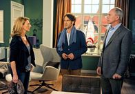 Rote Rosen – ARD ROTE ROSEN FOLGE 1316 Uhr im ERSTEN. Bei einer unverhofften Begegnung mit Regina (Christine Wilhelmi, l.), droht Clemens (Falk-Willy Wild, M.) vor Roman (Johannes Terne, r.) aufzufliegen.
