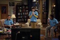 The Big Bang Theory – Freuen sich auf Weihnachten: Sheldon (Jim Parsons, l.), Rajesh (Kunal Nayyar, r.) und Howard (Simon Helberg, M.) ...