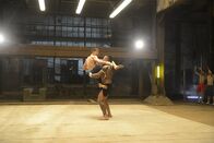 Kickboxer: Die Vergeltung – Kurt (Alain Moussi, l.) sinnt auf Vergeltung, nachdem der Thaiboxer Tong Po (Dave Bautista, r.) seinem Bruder im einem Kampf kaltblütig das Genick gebrochen hat. Doch ist es wirklich eine gute Idee von dem jungen Mann, sich dem ungeschlagenen, skrupellosen Kämpfer zu stellen?