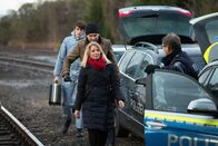SOKO Köln – Anna Maiwald (Diana Staehly, 2.v.r.) tritt ihren Dienst als neue Chefin an. Gemeinsam mit Jonas Fischer (Lukas Piloty, 2.v.l.) besucht sie den Tatort, an dem ein junger Mann erschossen wurde. Was hatte das Mordopfer in dieser verlassenen Gegend zu suchen?