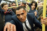 Die Hölle – Als der Killer Saeed el Hadary (Sammy Sheik, l.) eines Nachts in Özges (Violetta Schurawlow, r.) Taxi einsteigt, beginnt ein harter Überlebenskampf.
