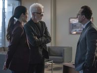 Next – (v.l.n.r.) Shea Salazar (Fernanda Andrade); Paul LeBlanc (John Slattery); Ron Mattis (John Cassini)