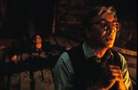 The Ninth Gate – Auch der Buch-Liebhaber Boris Balkan (Frank Langella, vorne) ist dem satanistischen Werk "The Ninth Gate" verfallen und beauftragt deshalb den Buchjäger Dean Corso (Johnny Depp, hinten) mit einem besonders schwierigen Fall.