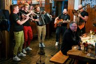 Potzmusig – V.l.n.r.: An der Klarinette Philipp Färber, an der Trompete Benjamin Frei, am Akkordeon René Lei, an der Gitarre Matthias Denz und am Cimbasso Manuel Mayer Copyright: SRF/eastdesign.ch/Nicolas Senn