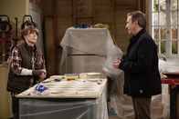 Last Man Standing – Mike (Tim Allen, r.) legt sich mit einer neuen Nachbarin (Patricia Richardson, l.) an, die besonders viel Krach macht und der Nachbarschaft so den letzten Nerv raubt ...