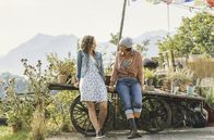 Zimmer mit Stall - Tierisch gute Ferien – Rieke (Amelie Plaas-Link) ist zu Gast im „Zimmer mit Stall“ von Pensionswirtin Sophie (Aglaia Szyszkowitz, re.).